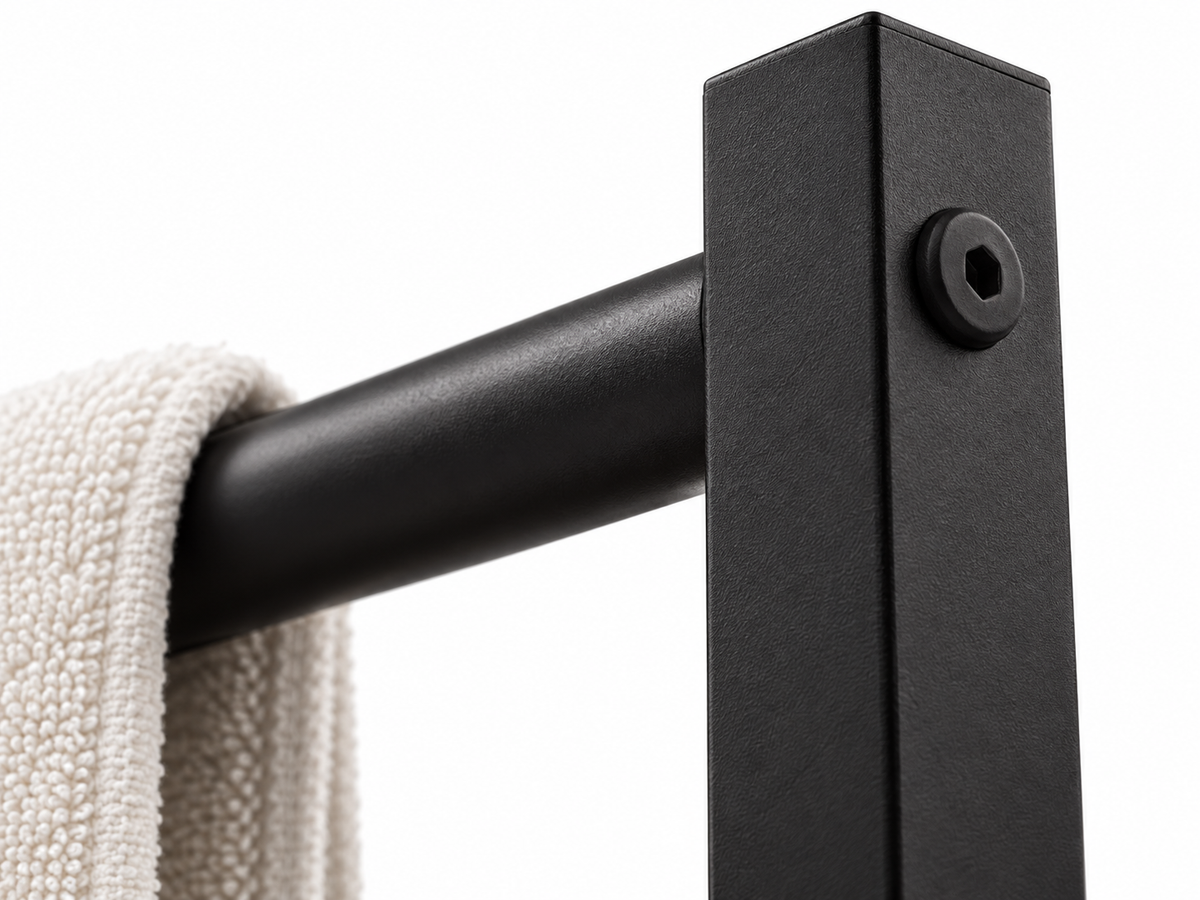 Close-up van de matzwarte metalen verbinding van het Noir D3T handdoekrek