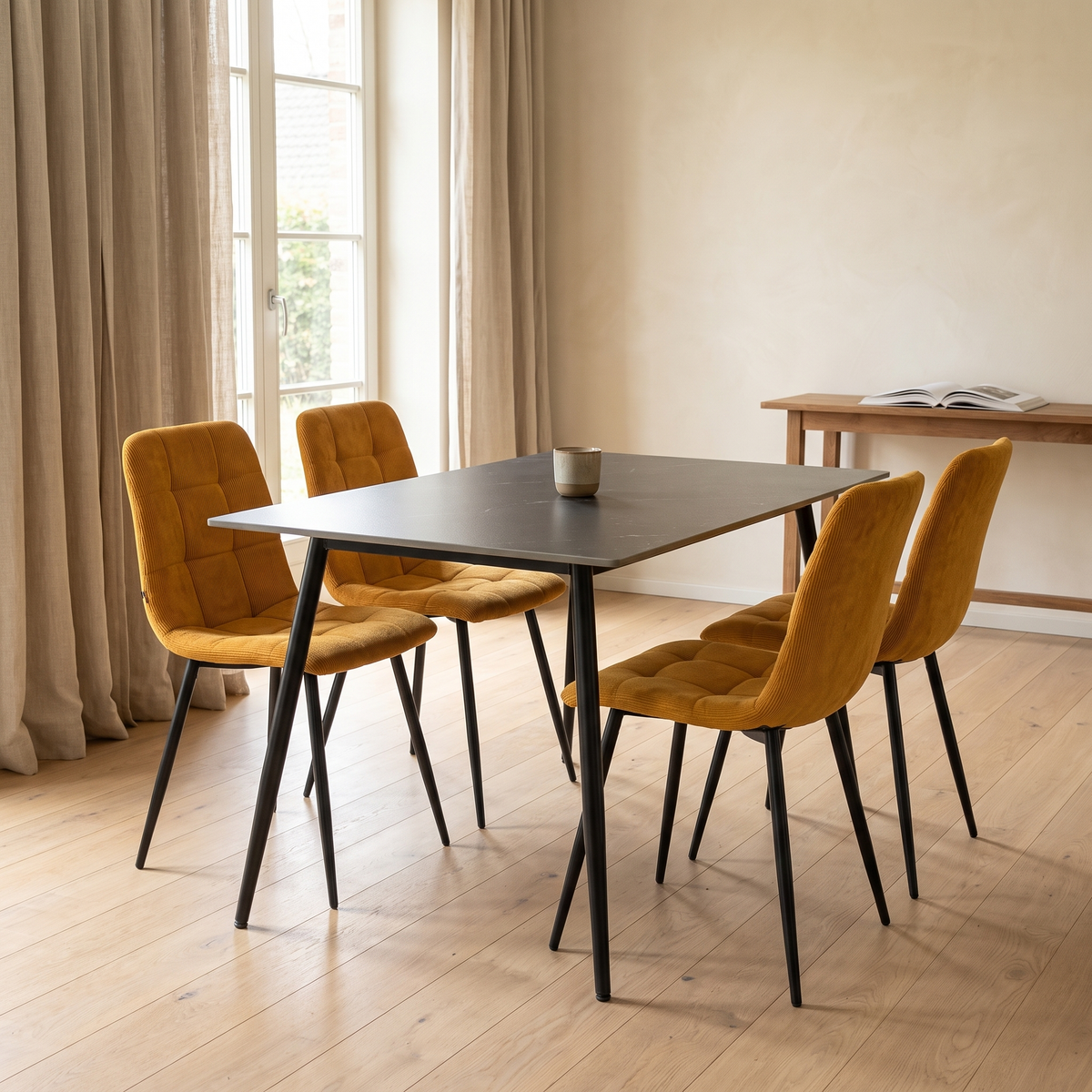 Ceramon Eettafelset met 4 Aria Stoelen - Zwart / Okergeel – fotorealistisch interieur 1