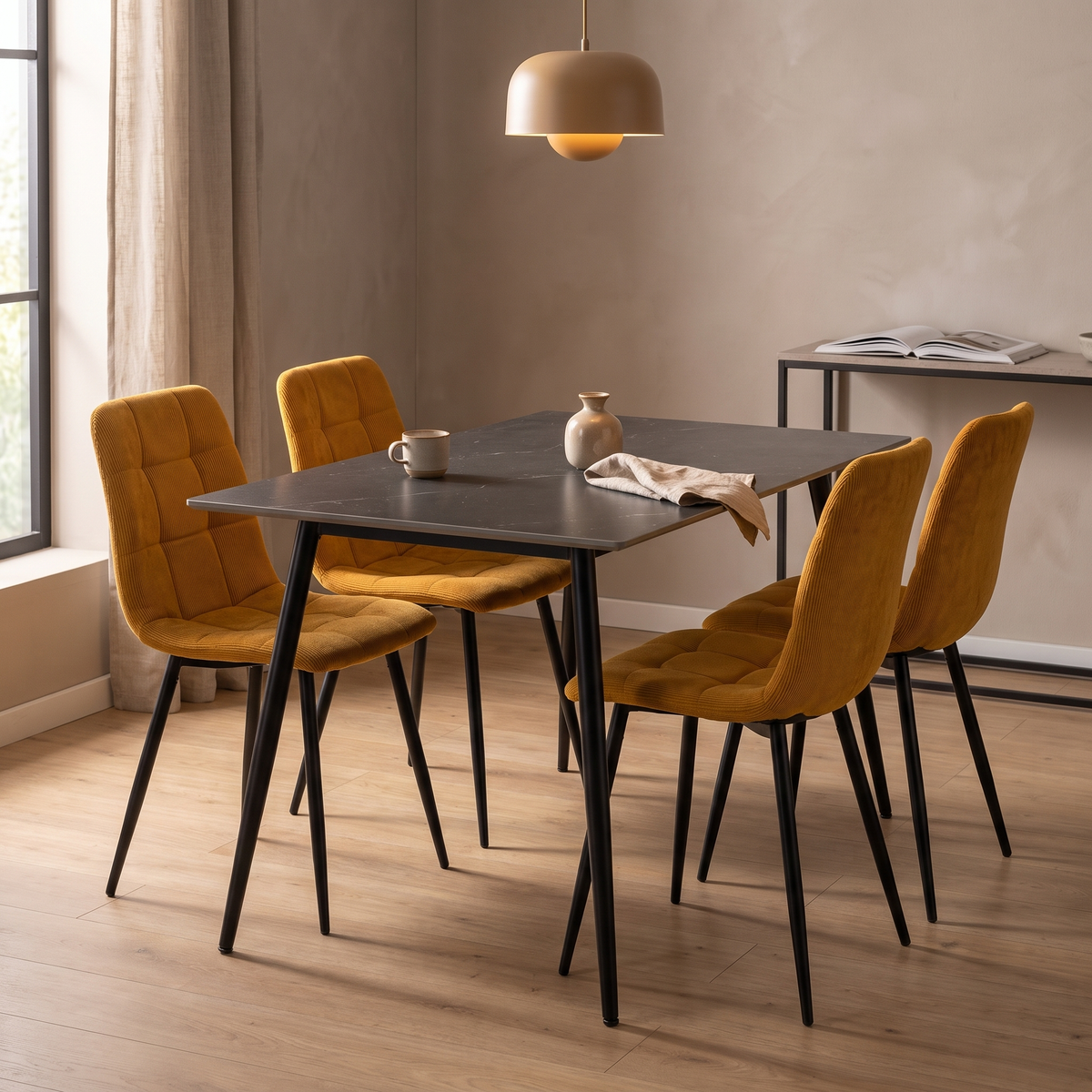 Ceramon Eettafelset met 4 Aria Stoelen - Zwart / Okergeel – fotorealistisch interieur 2