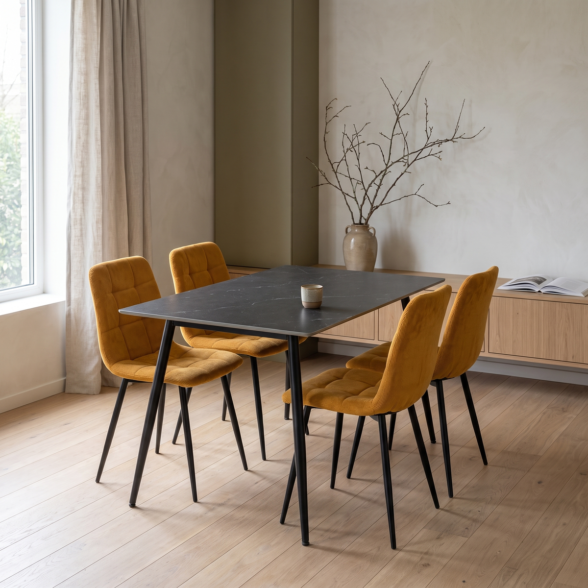 Ceramon Eettafelset met 4 Aria Stoelen - Zwart / Okergeel – fotorealistisch interieur 3