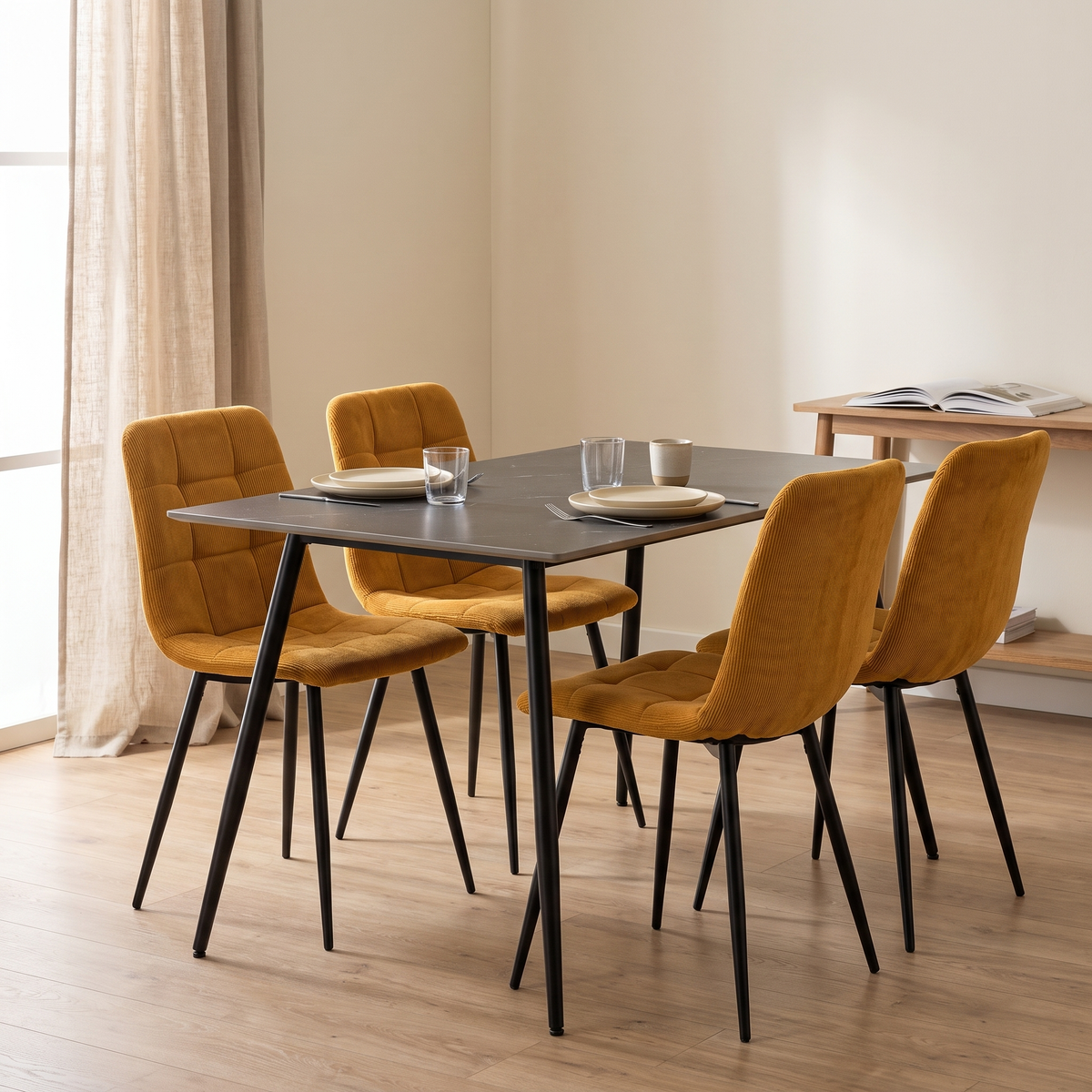 Ceramon Eettafelset met 4 Aria Stoelen - Zwart / Okergeel – fotorealistisch interieur 4