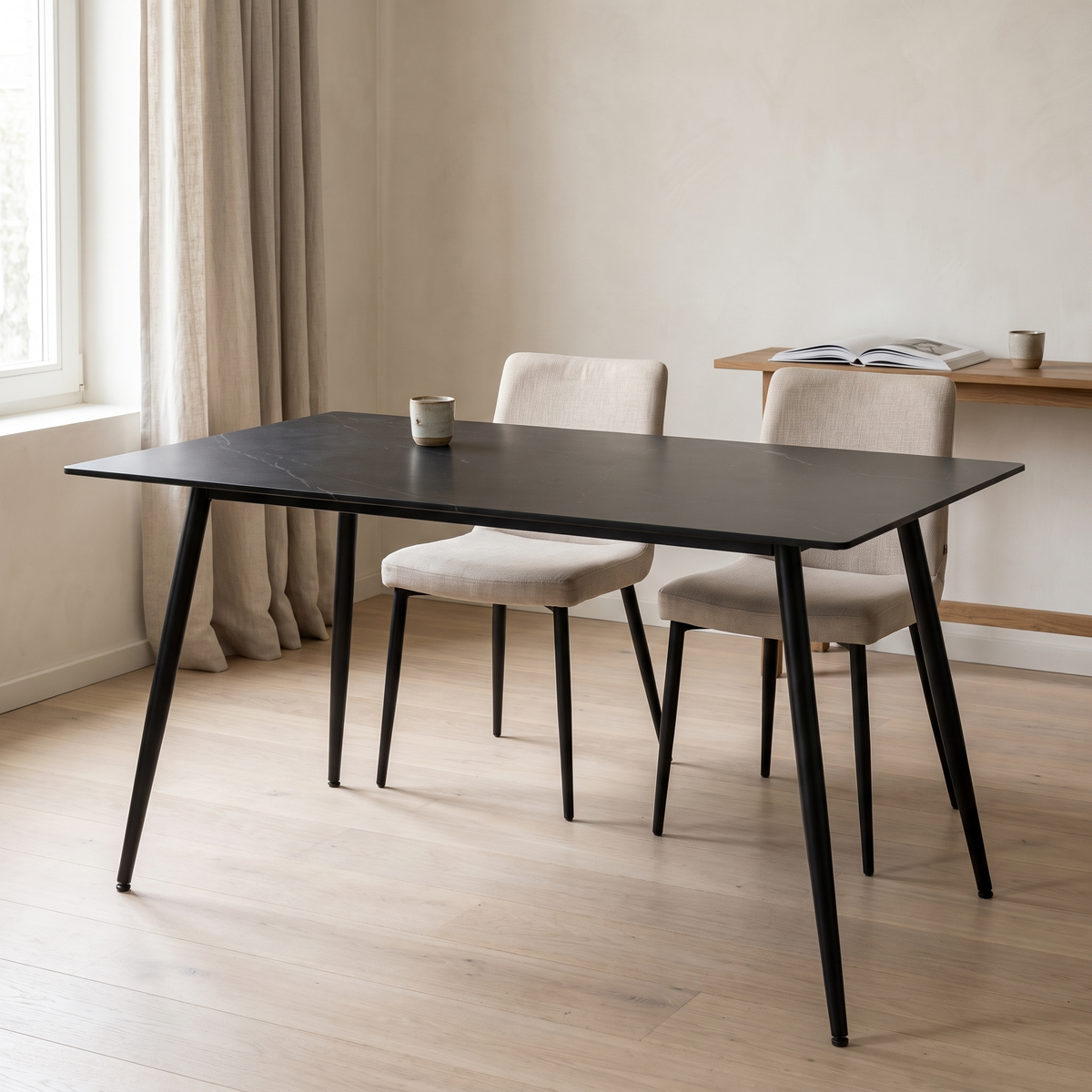 Eettafel CERAMON 140 Zwart – fotorealistisch interieur 1