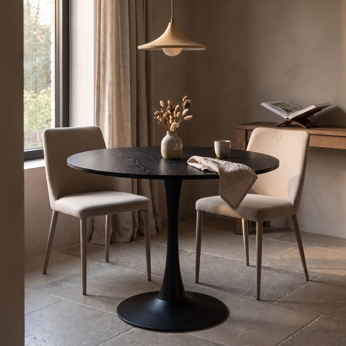 Eettafel ORBIS 100 Zwart – fotorealistisch interieur 2
