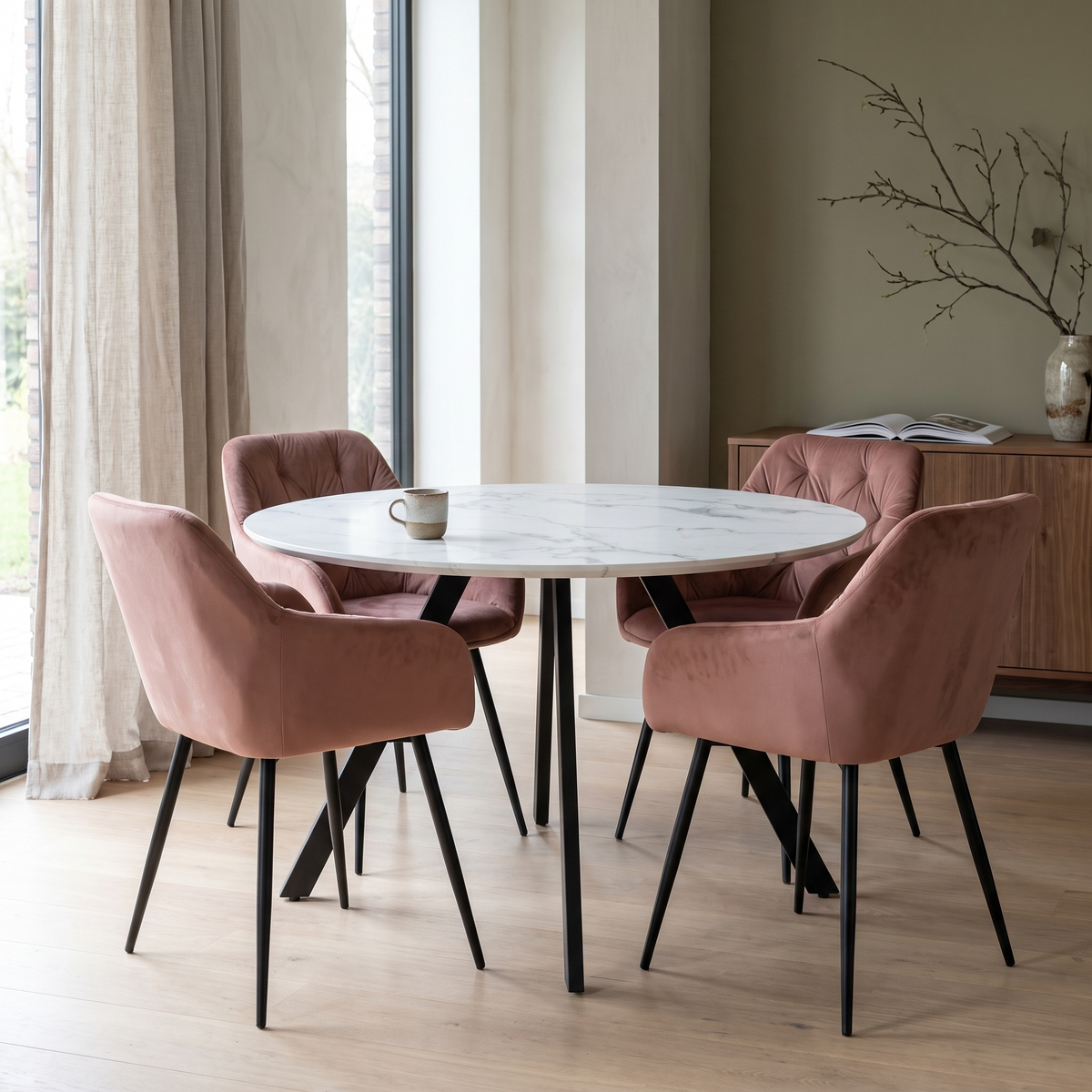 Gyrus Eettafelset met 4 Siena Stoelen - Wit / Roze – fotorealistisch interieur 3