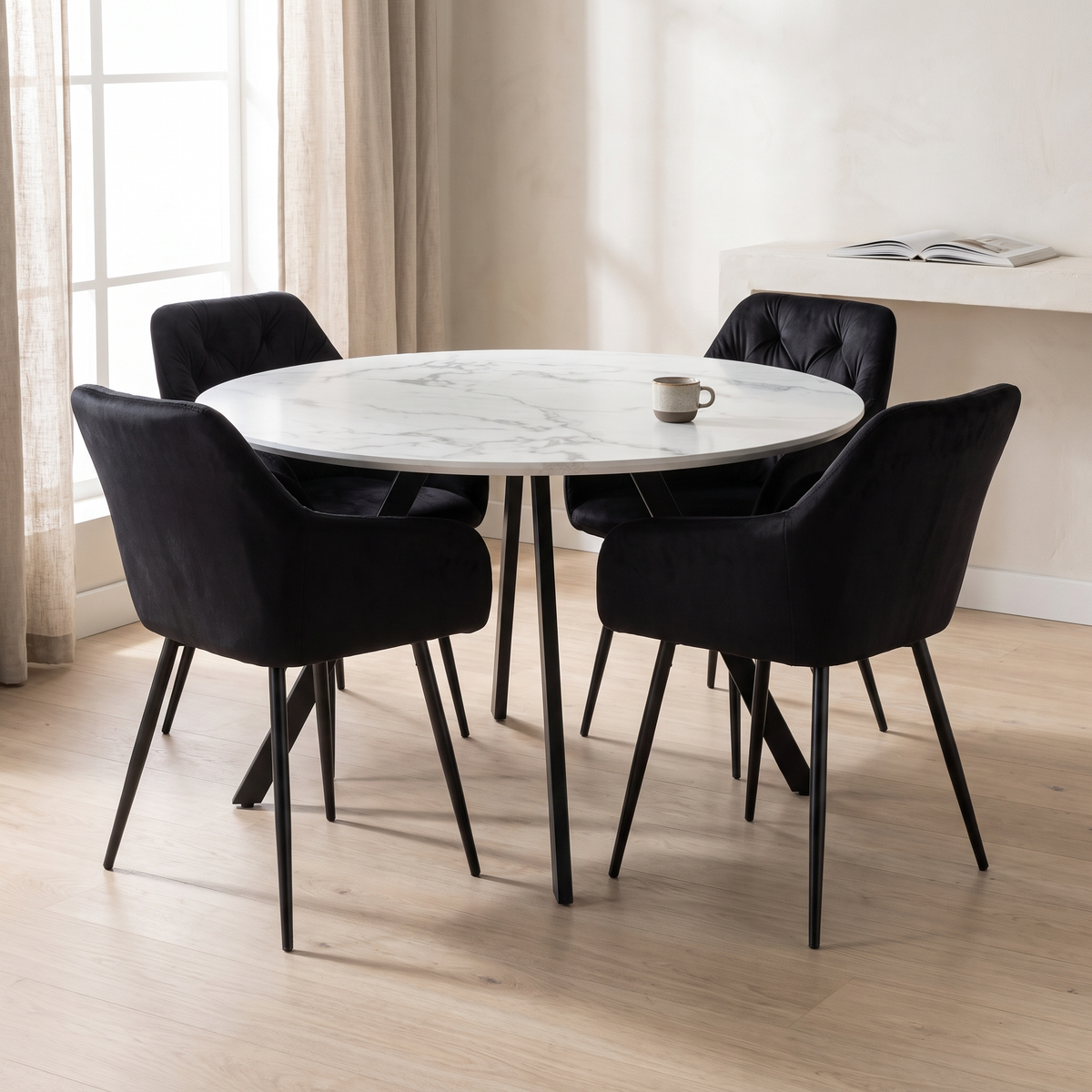 Gyrus Eettafelset met 4 Siena Stoelen - Zwart / Wit – fotorealistisch interieur 1