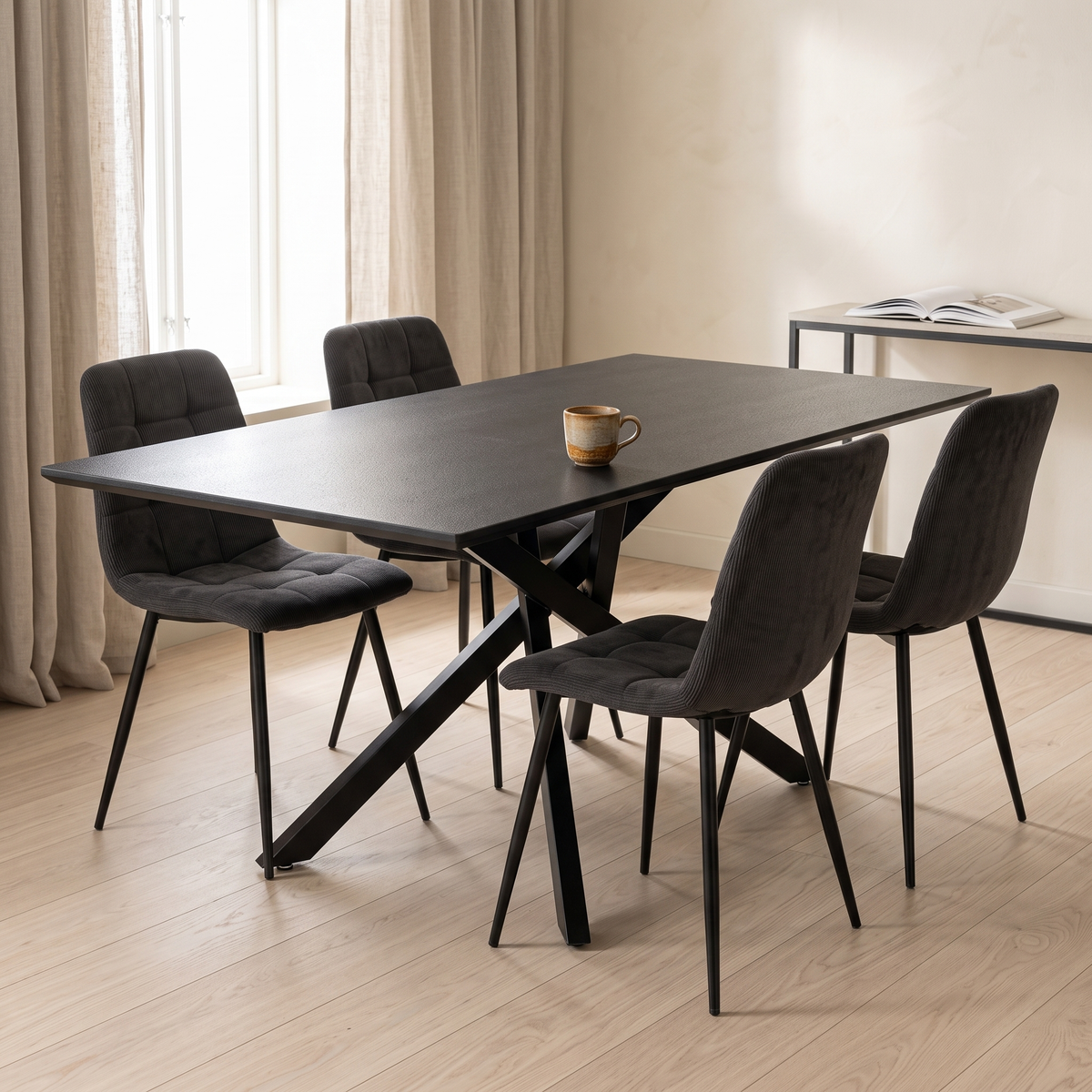 Neross Eettafelset met 4 Aria Stoelen - Zwart / Grijs – fotorealistisch interieur 1