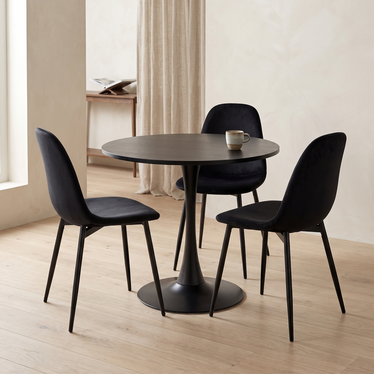 Orbis Eettafelset met 3 Marie Stoelen - Zwart / Donker hout – fotorealistisch interieur 1