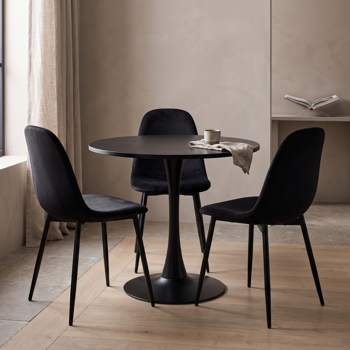 Orbis Eettafelset met 3 Marie Stoelen - Zwart / Donker hout – fotorealistisch interieur 2