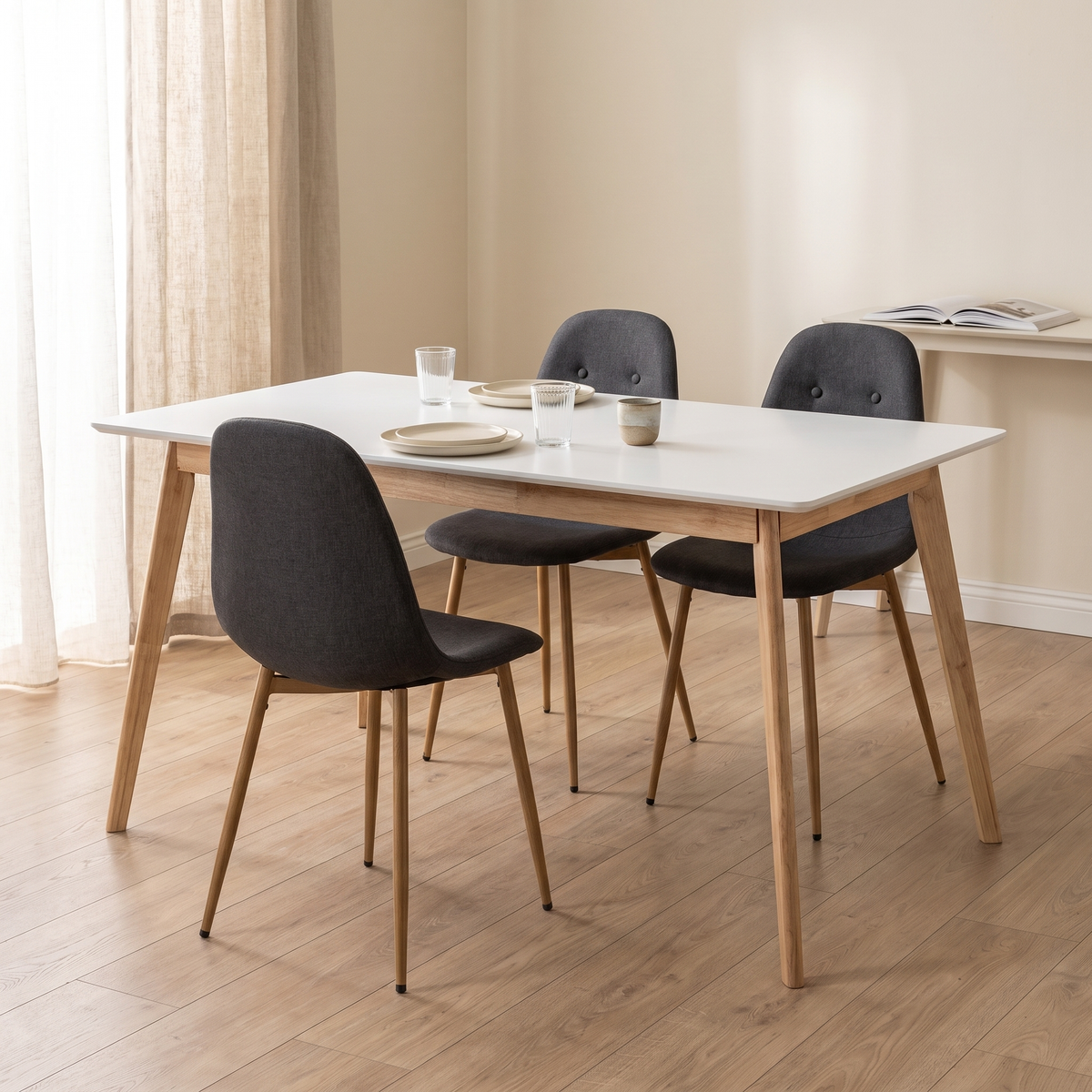 Scandinavia Eettafelset met 4 Marie Stoelen - Wit / Donkergrijs – fotorealistisch interieur 4