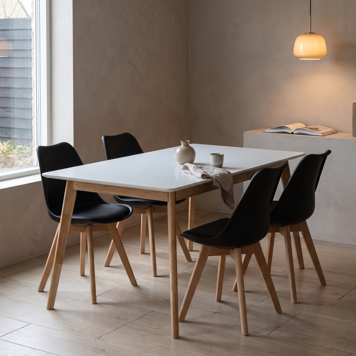 Scandinavia Eettafelset met 4 Scandino Stoelen - Zwart / Wit / Licht hout – fotorealistisch interieur 2