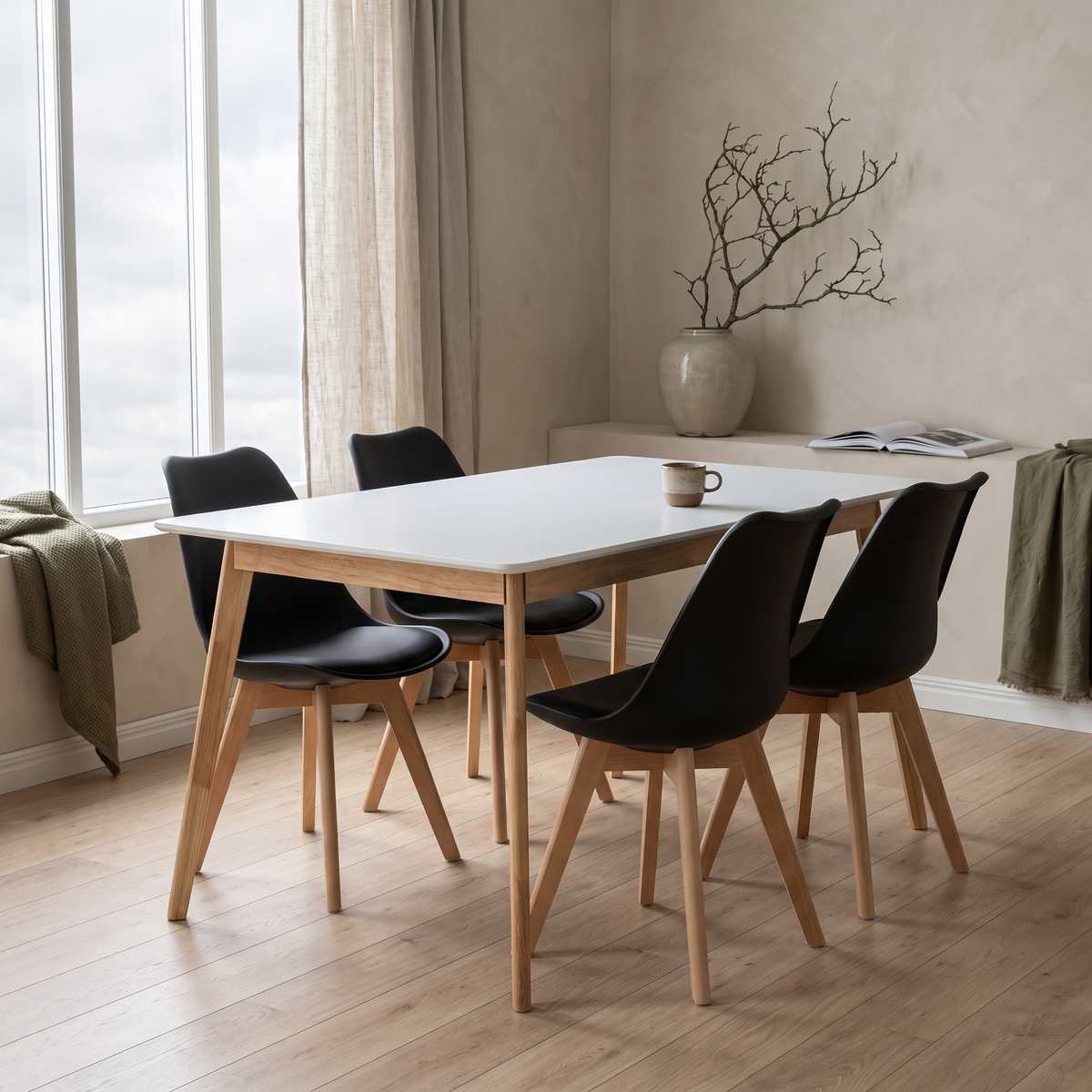 Scandinavia Eettafelset met 4 Scandino Stoelen - Zwart / Wit / Licht hout – fotorealistisch interieur 3